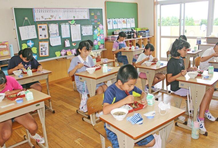 離島の給食、また止まる恐れ 栄養士の不在なぜ起きる? 「沖縄本島の子と同じ権利あるはず」嘆く保護者 | 沖縄タイムス+プラス ニュース | 沖縄タイムス+プラス