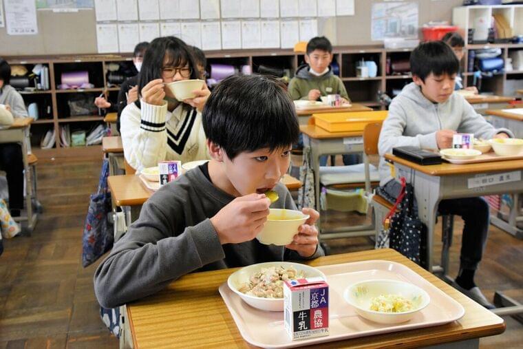 小学校給食に本格フレンチ、OBのシェフがメニュー考案 京都・綾部 |社会|地域のニュース|京都新聞