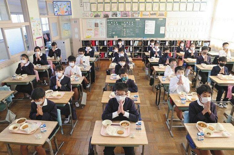 おしゃべりのある給食に戻れる? 文科省が「会話可能」通知、でも「黙食」はすでに日常:東京新聞 TOKYO Web