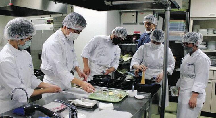 コオロギ × 生徒のアイデア 東京都立葛飾ろう学校で調理実習 食材の新たな可能性探る:東京新聞 TOKYO Web