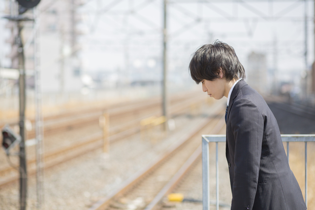 ホームで自殺を試みようとする男性