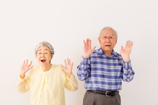 高額生命保険に驚くシニアカップル
