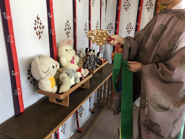鈴で供養をうける人形たち
