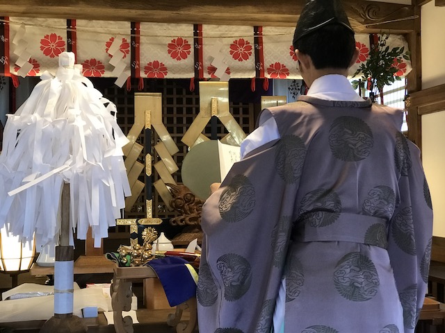 人形供養祭で祝詞を読み上げる様子