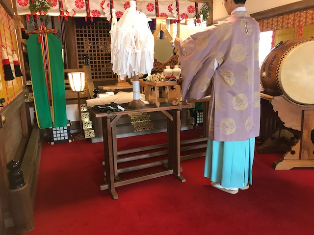 人形供養で祈りを捧げる姿