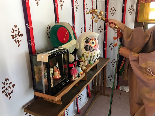 鈴を使って供養を行う禰宜