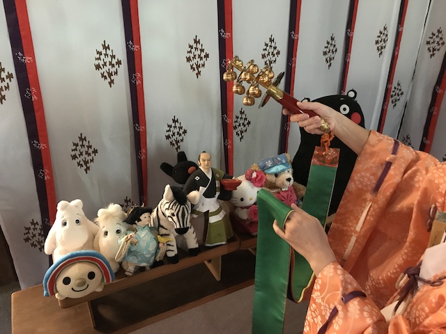 神楽鈴で供養を行う