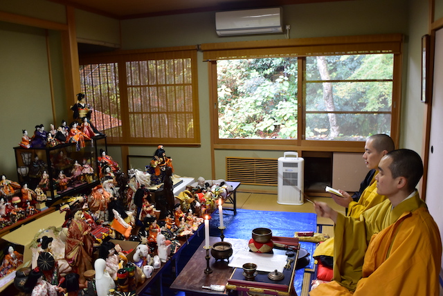 供養を執り行う住職