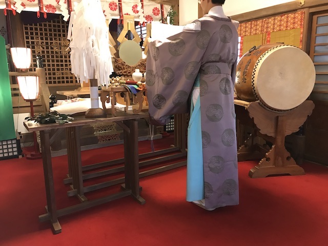 祈りを捧げる神主