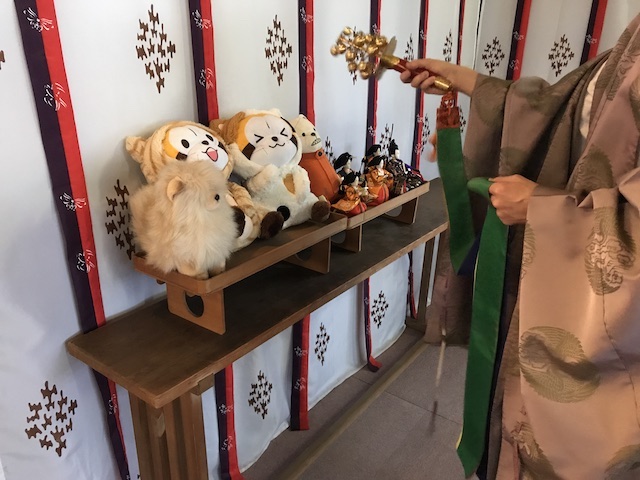 神楽鈴で人形供養を実施する