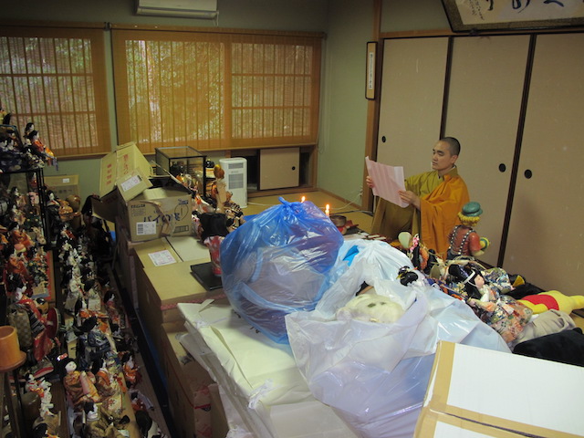 供養中に読経をされる住職