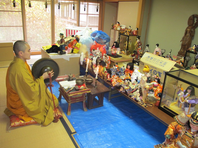 鐃祓を供養で使用する住職