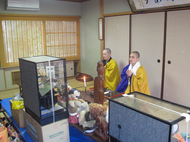 人形供養祭で祈りを捧げる住職