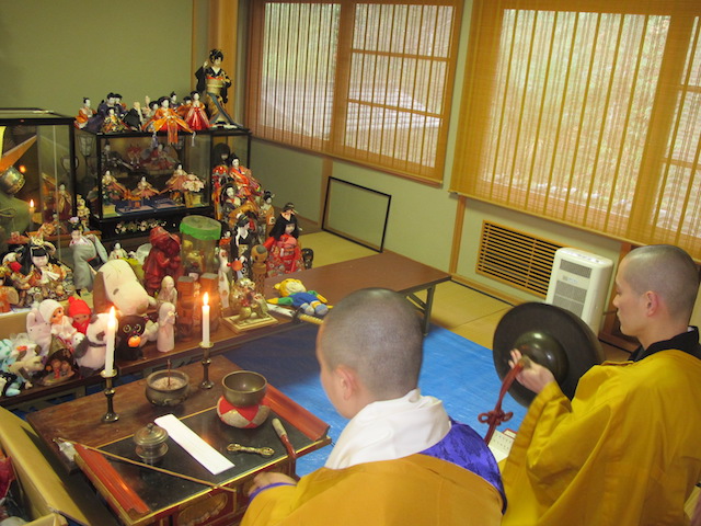 鐃祓を使用して供養する住職