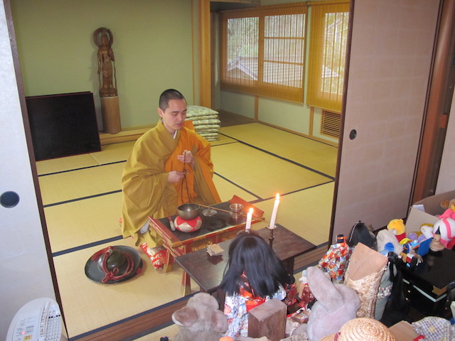 人形供養祭で祈りを捧げる