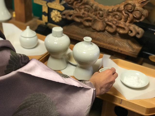 神様へのお供えものをします