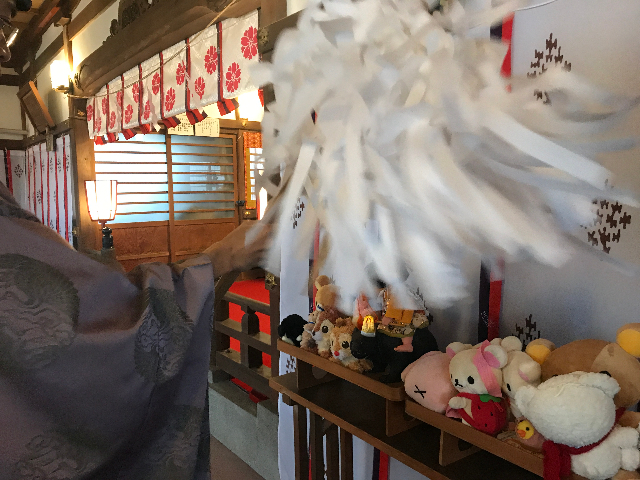 人形供養祭で大麻を使用し清める神主