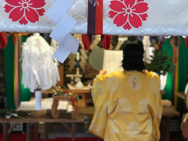 神様に供養の祈りを捧げる女性