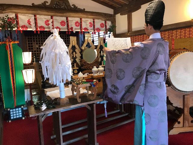 人形供養で神様に祈りを捧げる様子