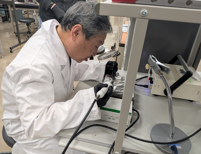 森下学長が工学部の「半導体製造ミニ実習」を視察・体験　 〜北海道の半導体人材育成に向けた実践的教育〜