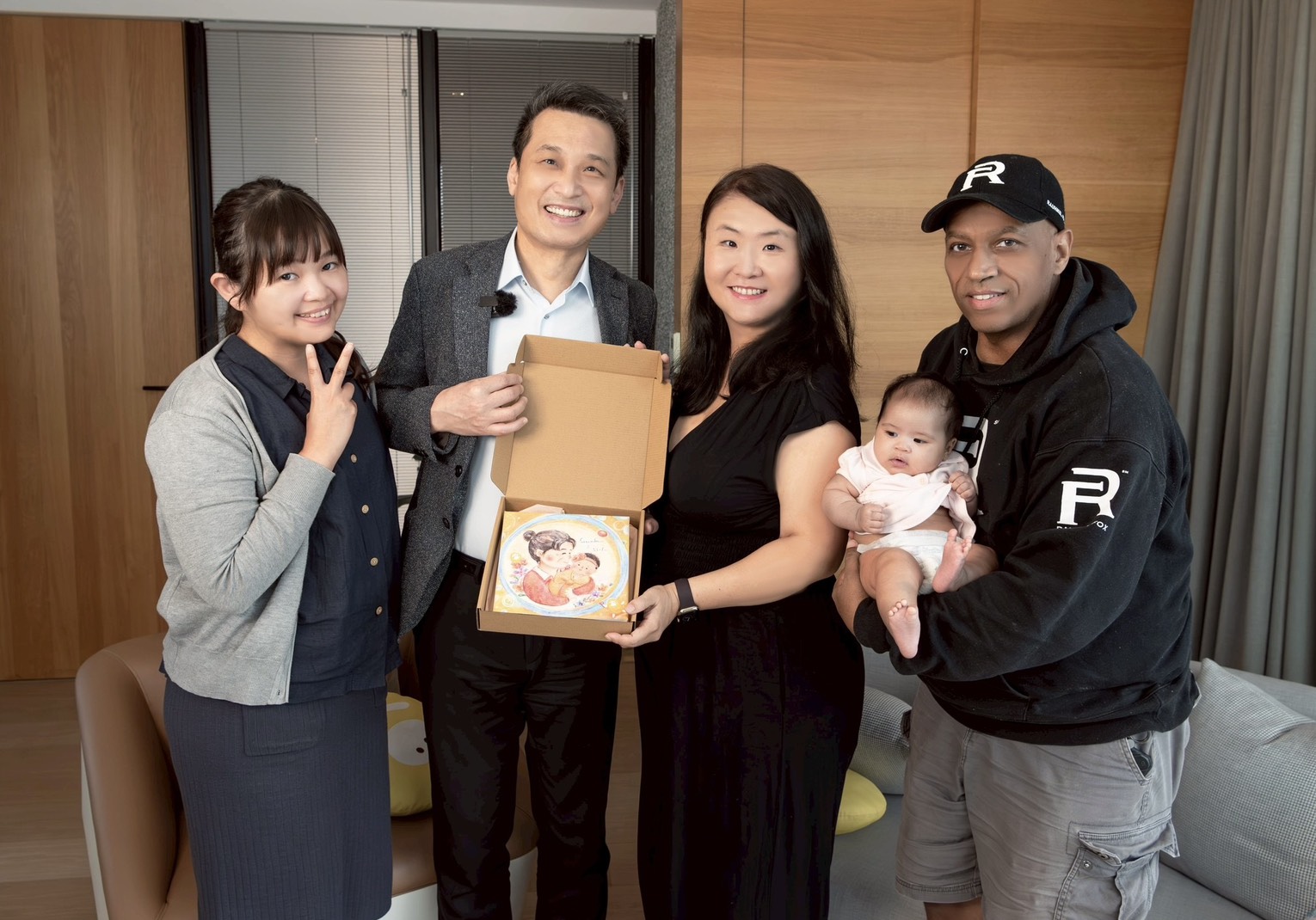 姿伶帶著剛滿兩個月的寶寶回到送子鳥與賴醫師分享喜悅