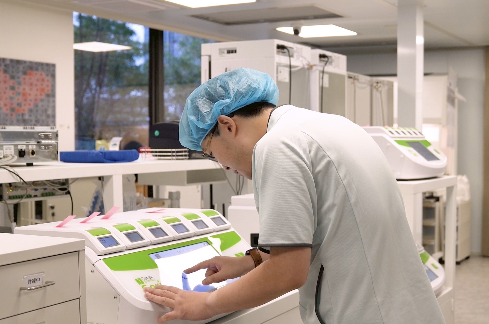 送子鳥重新打造4SG實驗室，引進Geri培養箱友善培養胚胎，讓胚胎住進單人套房不互相干擾。並搭配縮時攝影密切監控胚胎狀況，堅持好胚才植