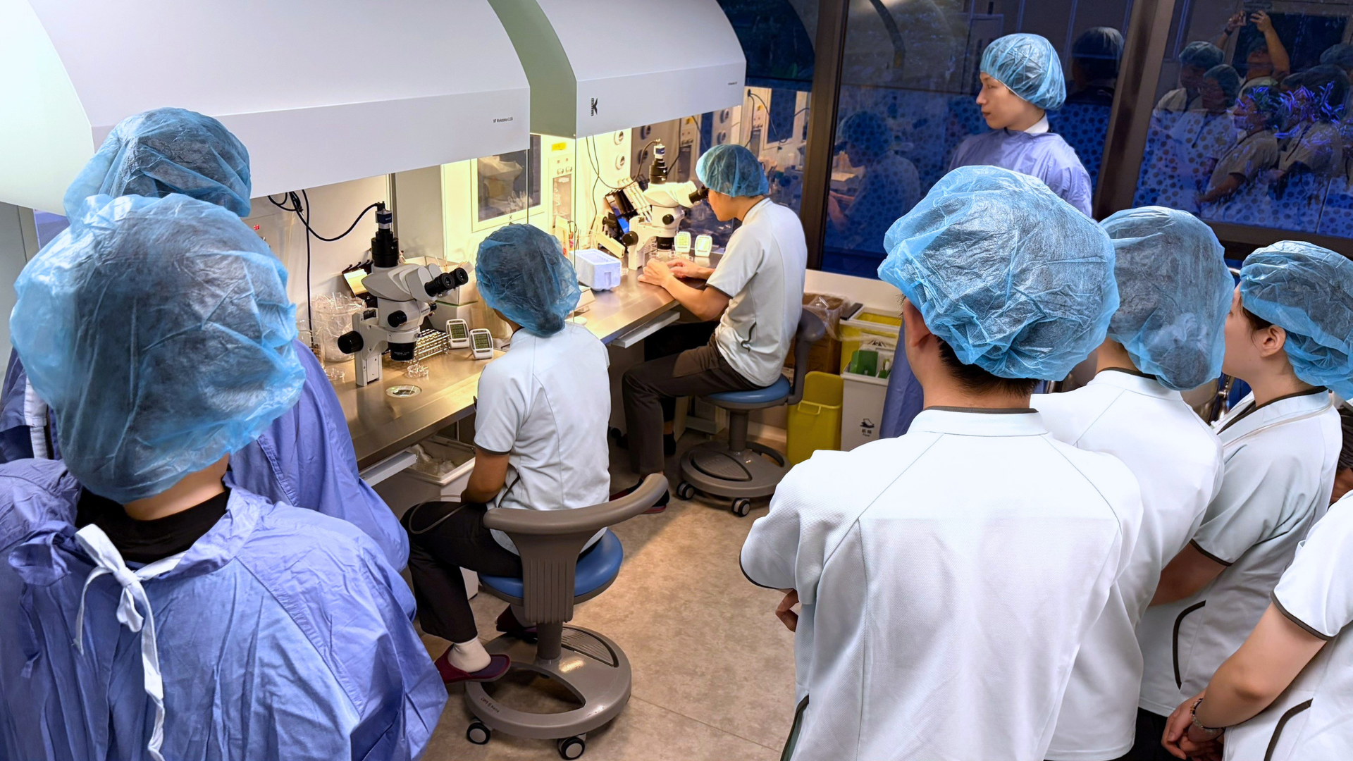 於送子鳥 4SG Lab 中與日本 REPROLIFE 胚胎師交流冷解凍技術,對於送子鳥實驗室是一大肯定。