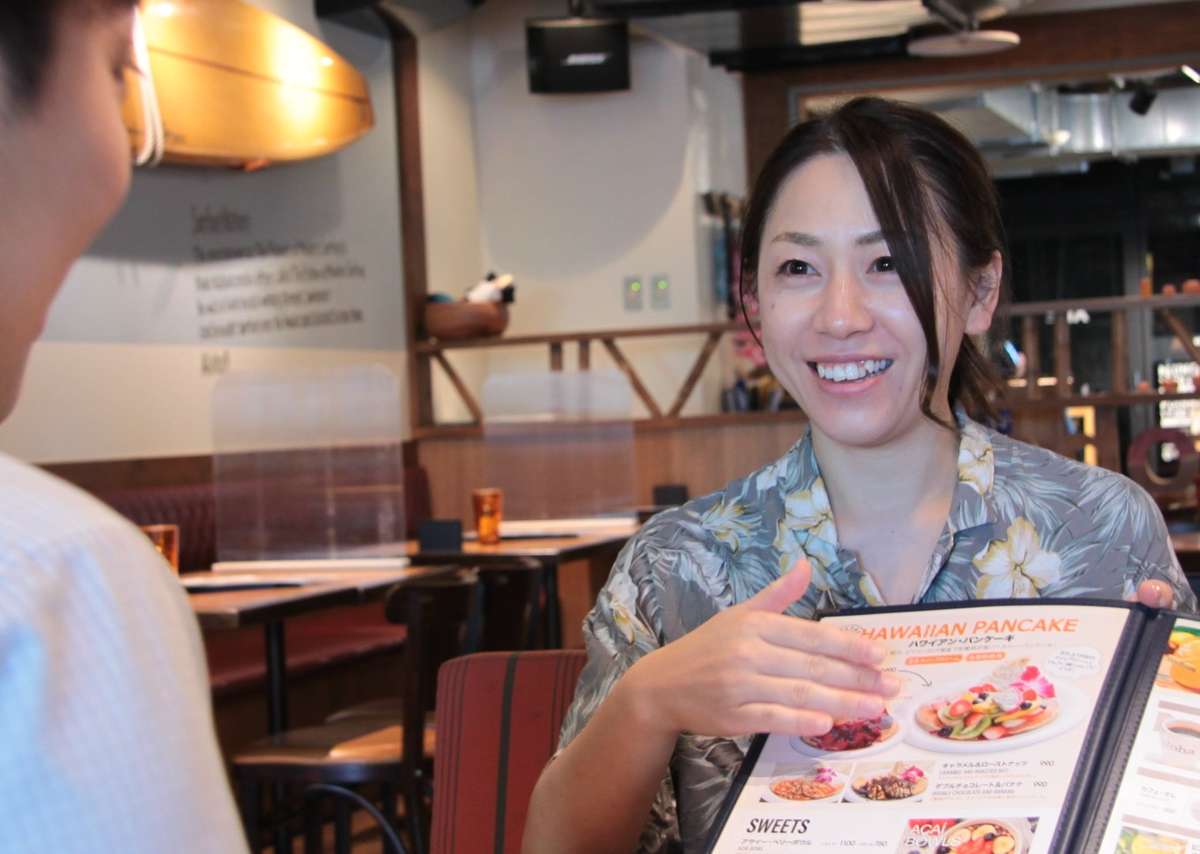 メニューを紹介する店員