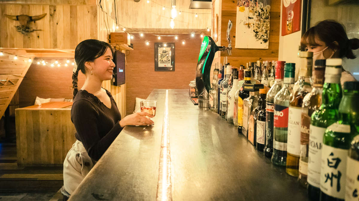 「the Light.(ライト)」のカウンターでお酒を飲む女性の画像