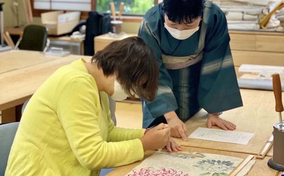 「辻村和服専門学校」での和裁レッスン風景画像