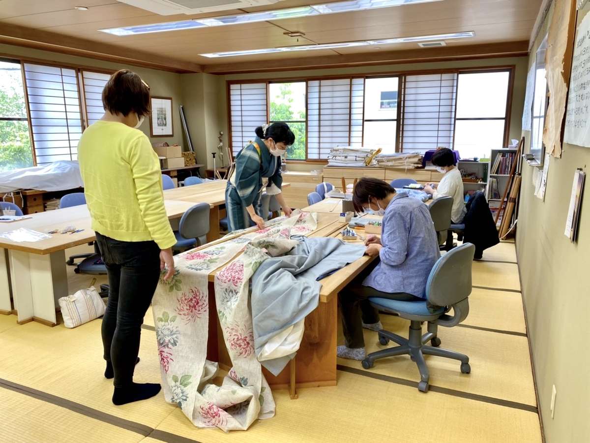 「辻村和服専門学校」での和裁レッスン風景画像