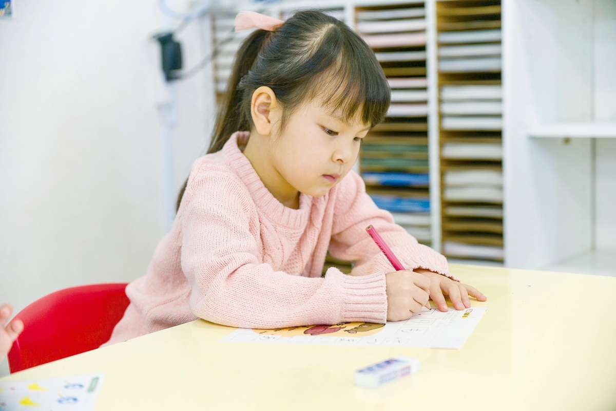 「学研」の教室で勉強する生徒(子供)の画像