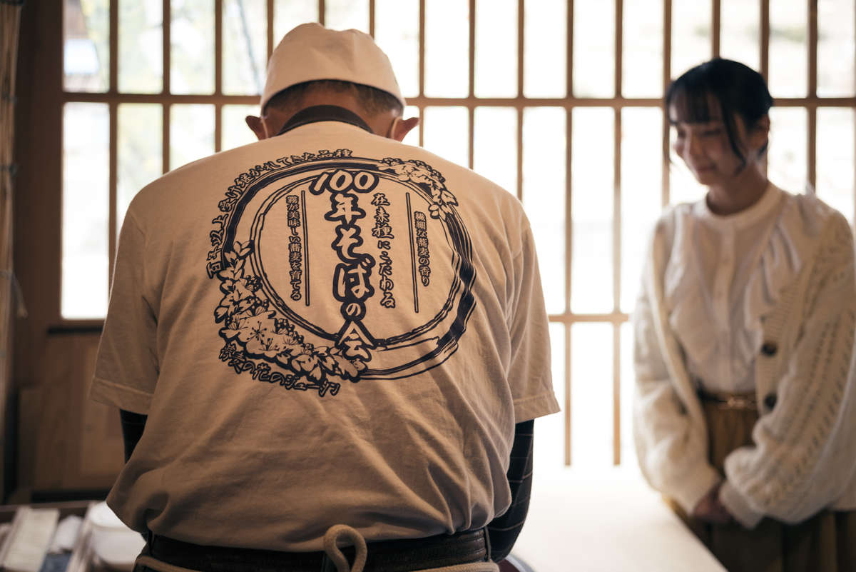 「100年そばの会」のメンバーがそばを打っている写真