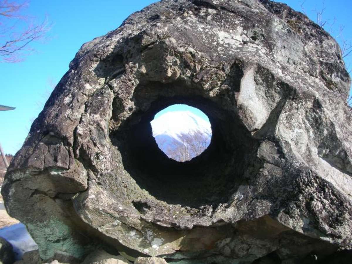 パワースポット De ご利益 このデッカイ溶岩の塊は いったい何ですの 富士宮やきそば フードバレー公式ガイド