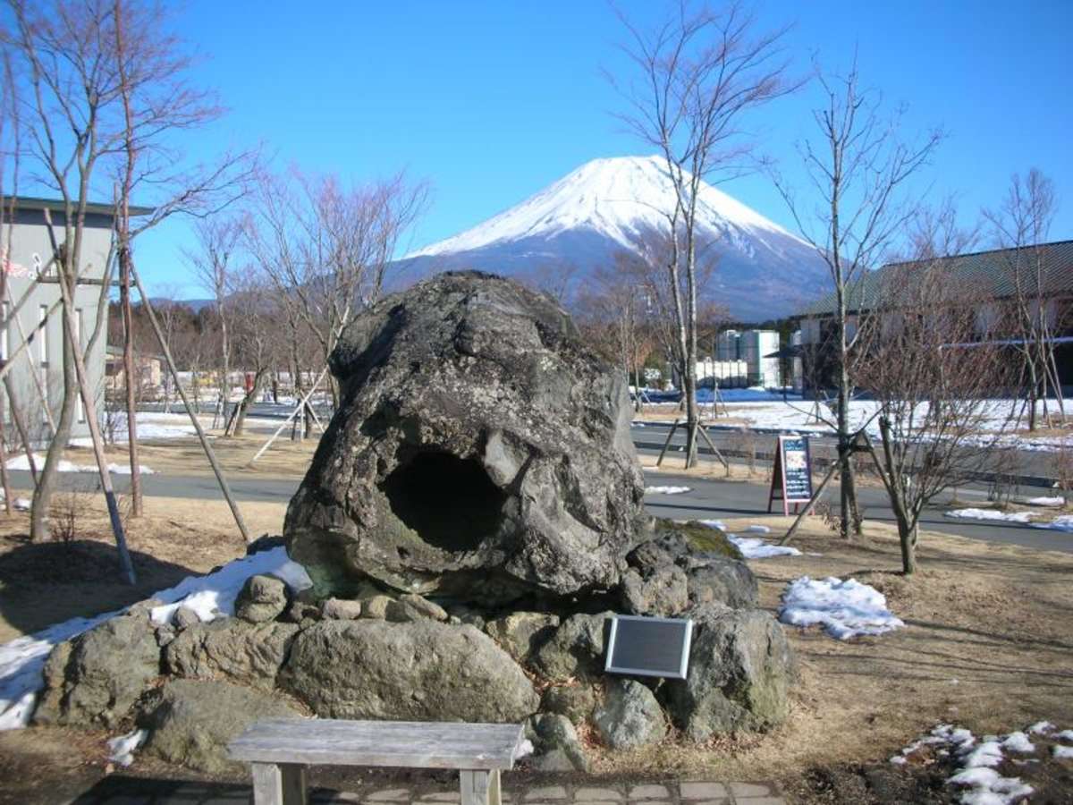 パワースポット De ご利益 このデッカイ溶岩の塊は いったい何ですの 富士宮やきそば フードバレー公式ガイド