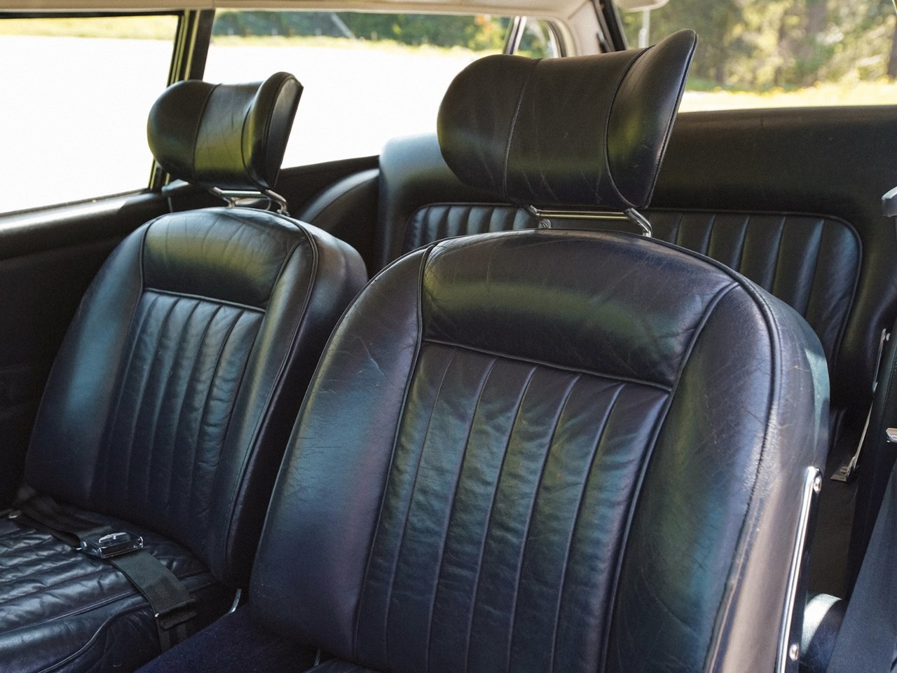 aston-martin-db5-everyday-object-08