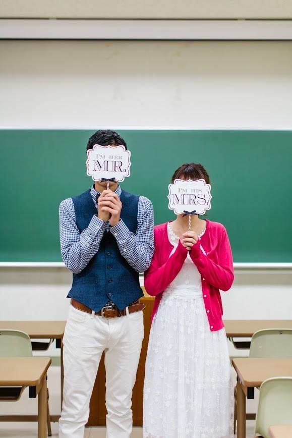 College Sweet hearts with props photo— Photo by Ryuma Yorita Photography