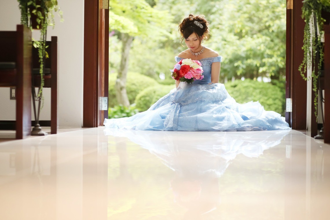 Cinderella-esque dress— Photo by PIC WEDDING PHOTO（関口純一）