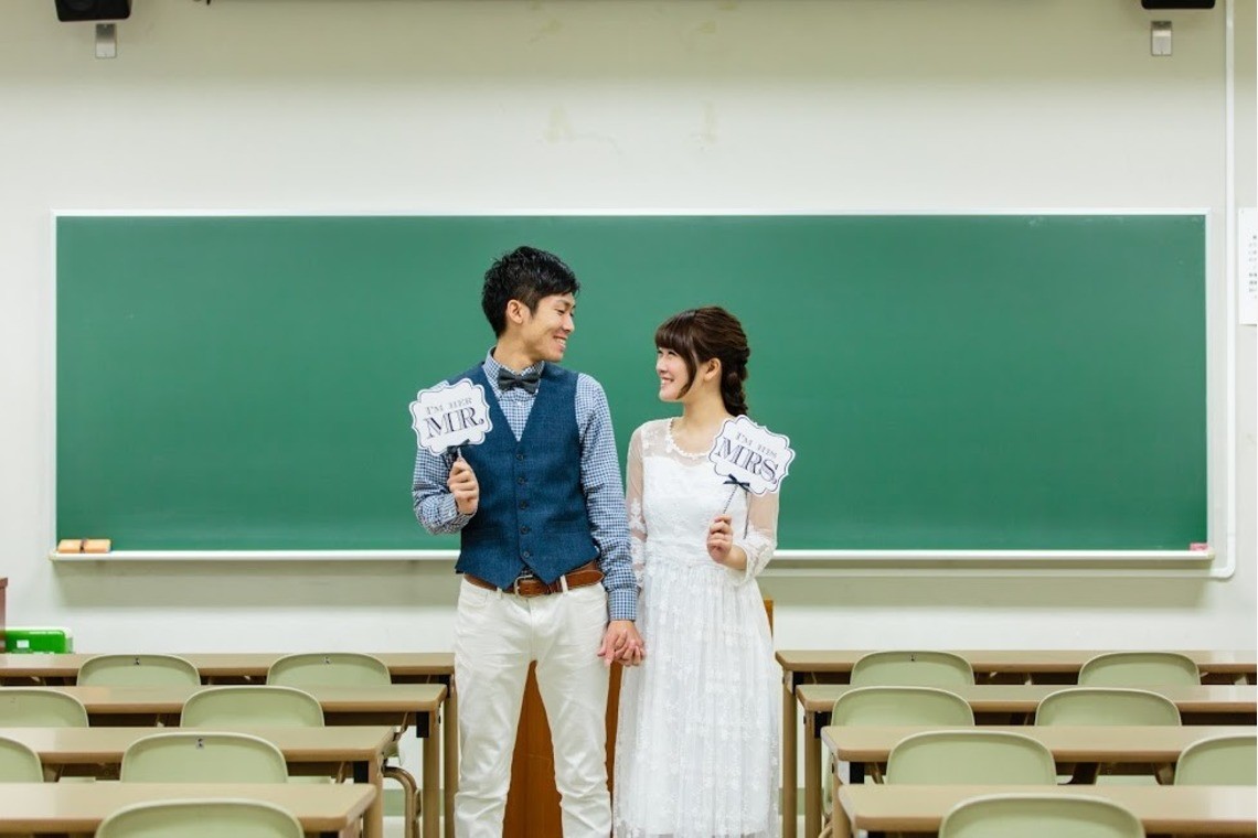College Sweet hearts with props photo— Photo by Ryuma Yorita Photography