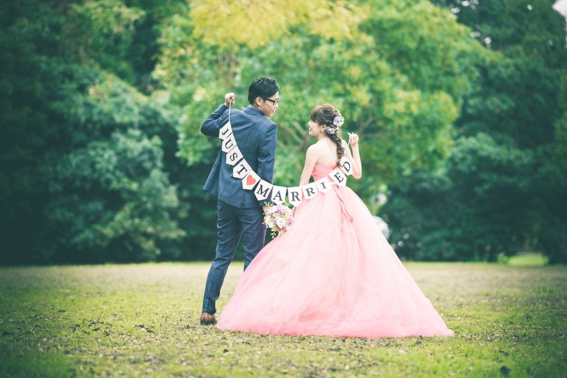 Beautiful bride in her pink wedding dress — Photo by URARAKA PHOTOGRAPHY