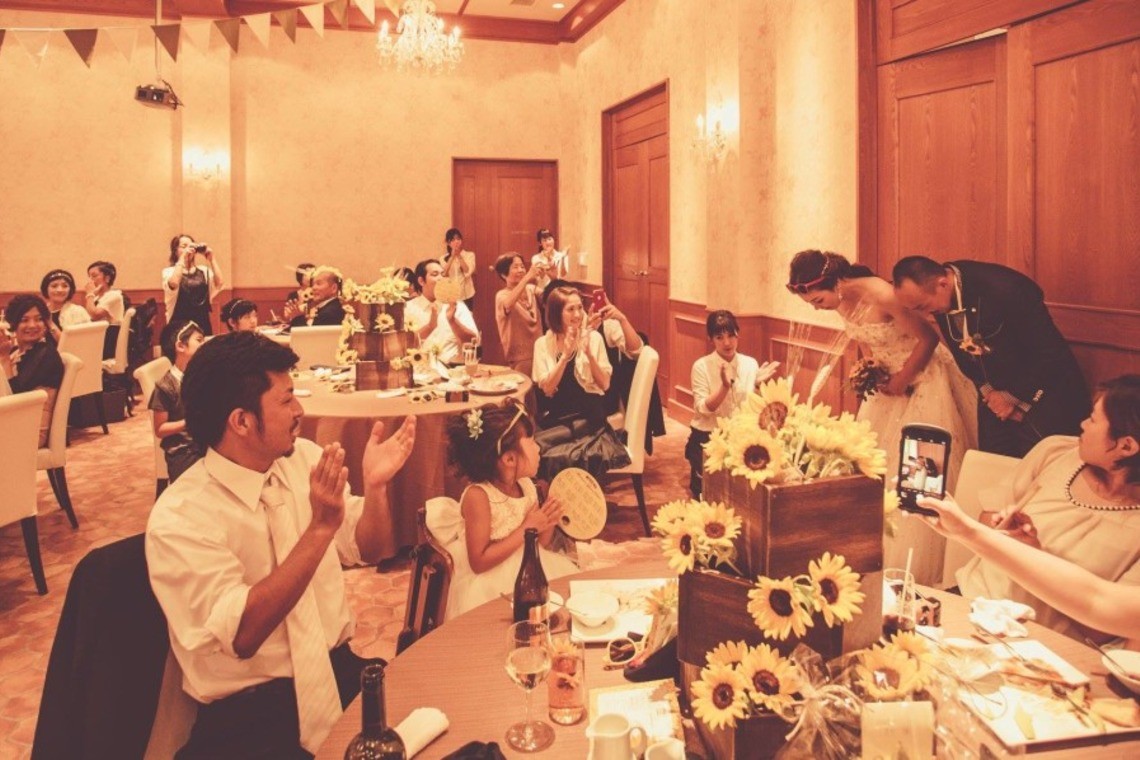 bride and groom thank guests — Photo by GRAPHYS