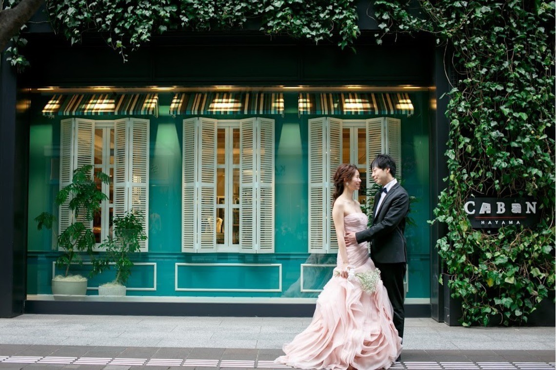 Pink with a green background — Photo by Ayako