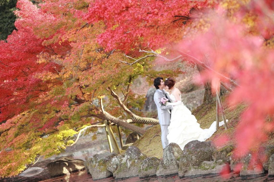 Romantic kiss among the autumn leaves— Photo by Kaoru Photography