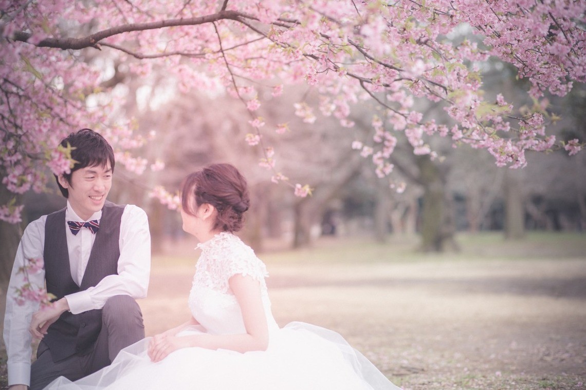 The plum blossoms make for a lovely background for photos — Photo by Ayako Photography