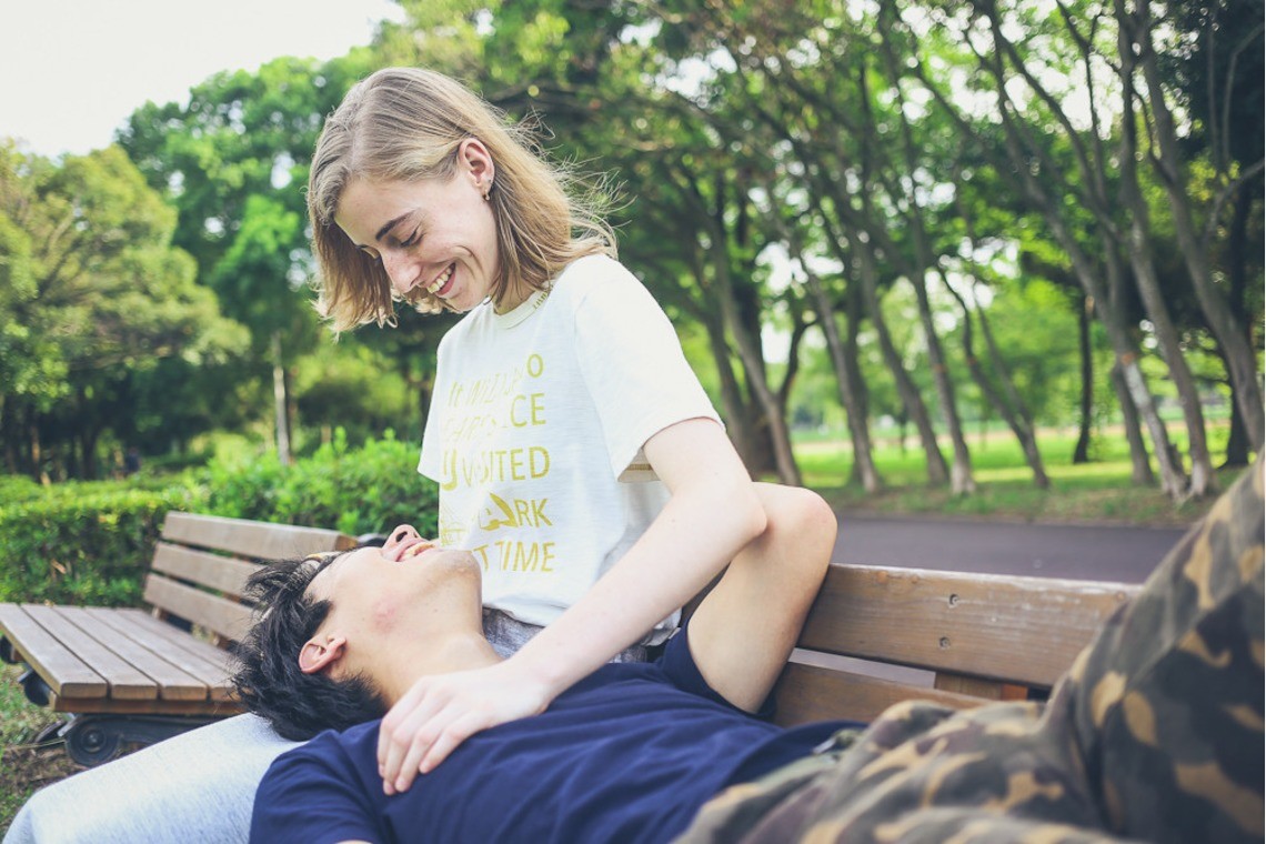 Beautiful couple at the park — Photo by Layla Shibukawa Photography