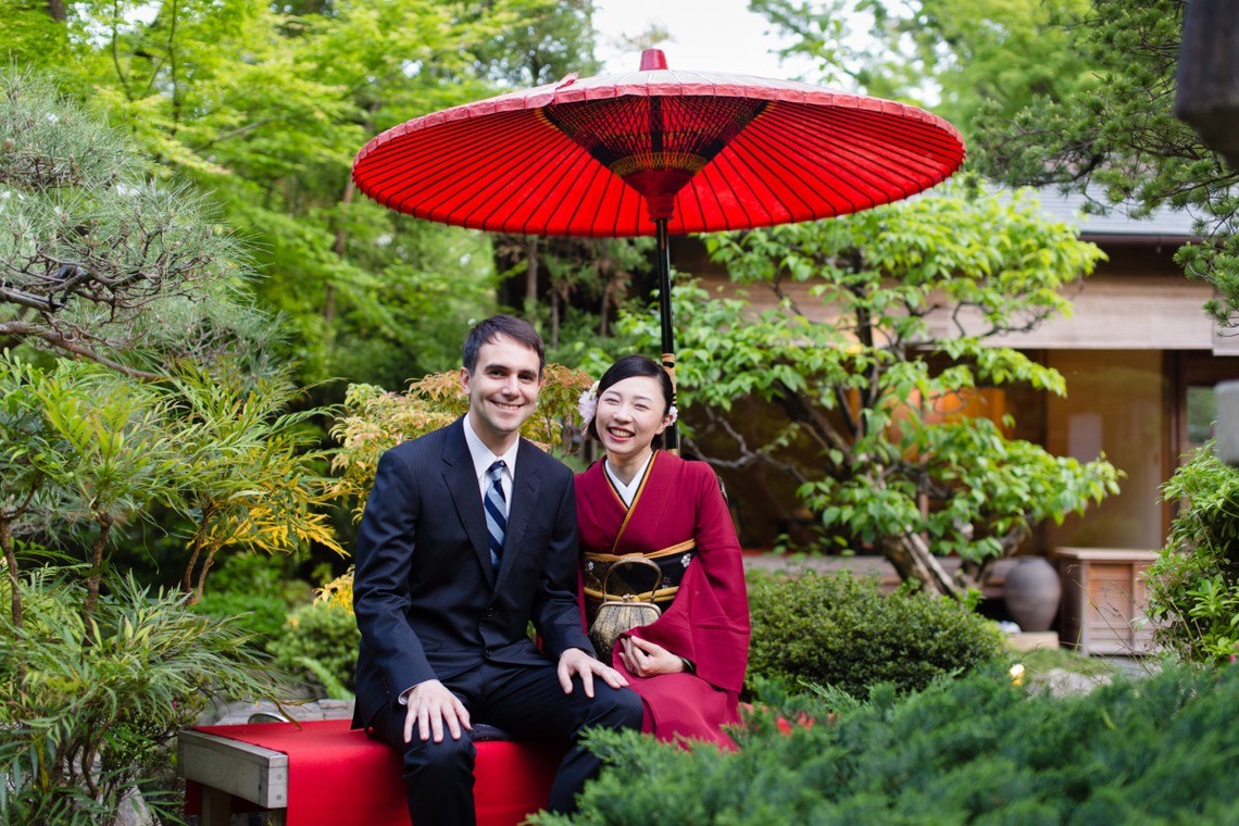 Couple in a Japanese garden in Tokyo, Japan — Photo by WEDDING PICTURES