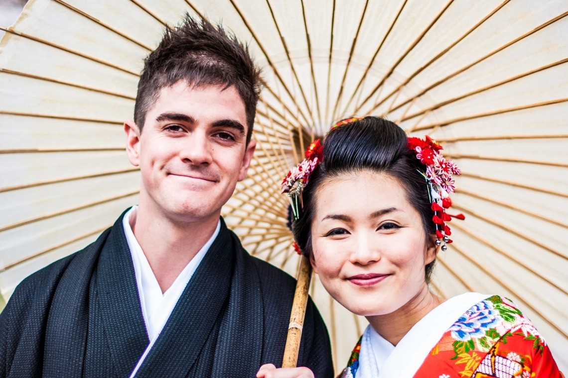 Adorable kimono-clad couple — Photo by Green Tea Photography