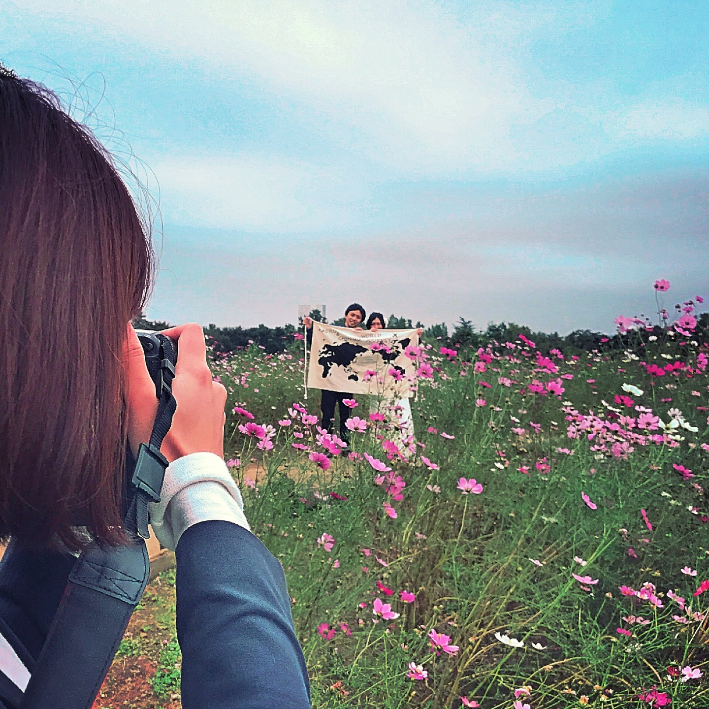 Beautiful photo of couple in the flowers — KISA photography