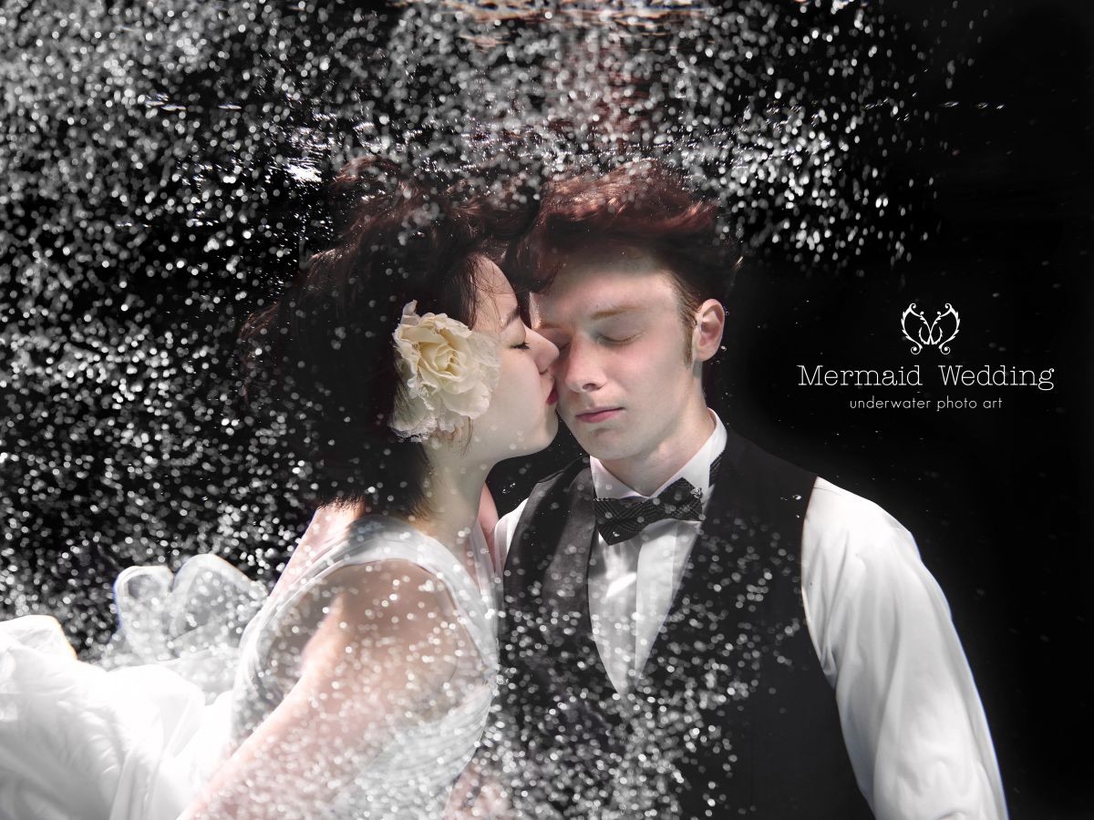 Underwater kiss — Photo by Mermaid wedding