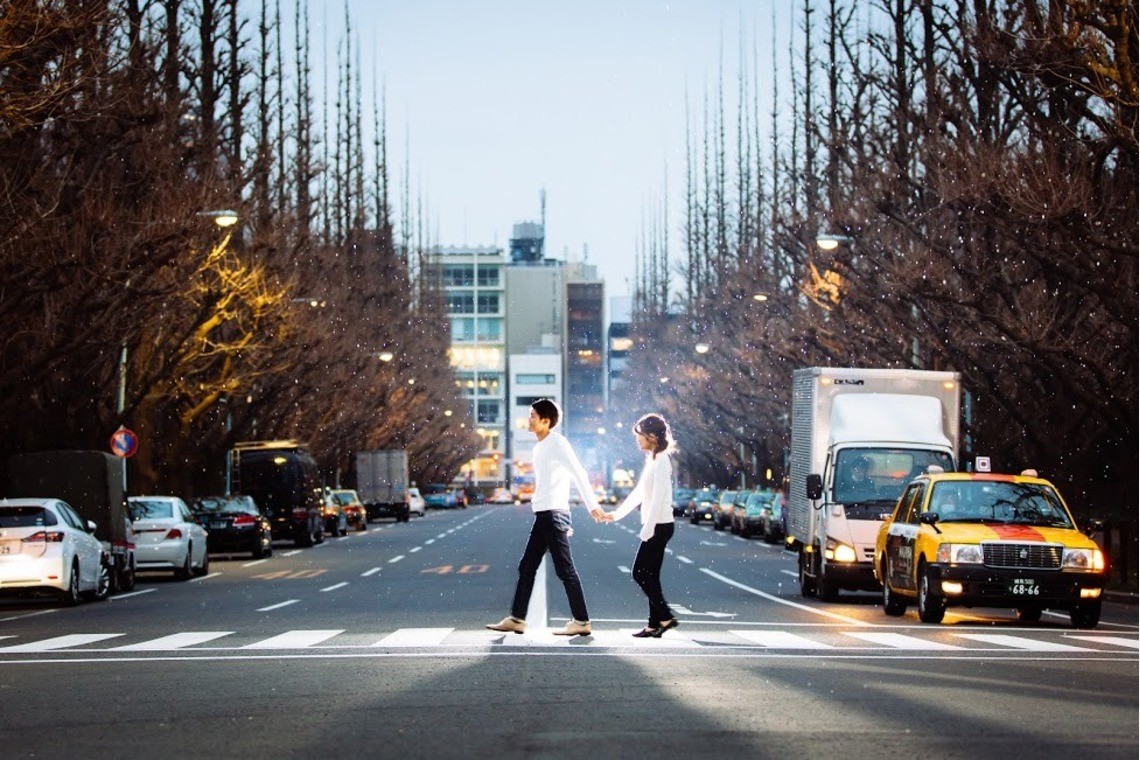 Crossing the street in the snow — Photo by Ryuma Yorita Photography